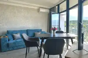 Apartamenty s otdelnoj spalnej LS-Flower Tea s vidom na gory i more 15 etazh Apartments, Alushta