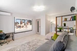 Sovremennaya S Domashnim Kinoteatrom Flat, Omsk