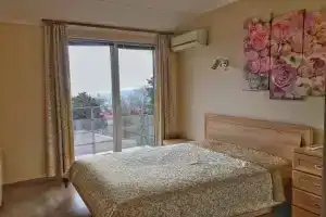 Dvukhkomnatnaya Predstavytelskaya s Balconamy na Naberezhnoy Yalty  Flat, Yalta