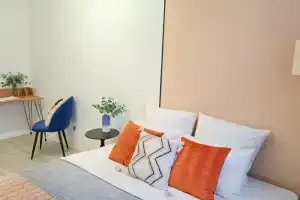 Dlya bolshoy semi ili kompanii v komandirovke s vidom na Uralskiye gory Apartments, Ekaterinburg