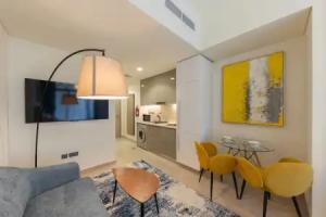 Bright and Cozy Studio with Balcony in Azizi Riviera 33 Apartments, Dubai