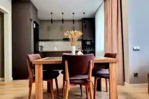 Uyutnye Apartments, Engels