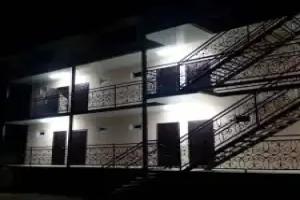 Edem Guest House, Basteri