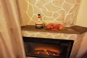 Studia S Kaminom Flat, Satka