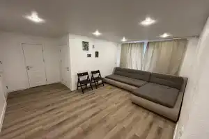 Uyutnaya Trekhkomnatnaya v Razvitom Rayone Voronezha Flat, Voronezh