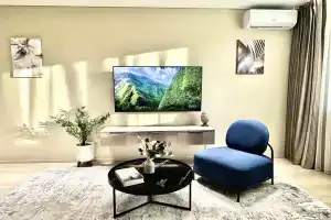 Lyuks S 2-Mya Balkonami I Dizaynerskim Remontom Flat, Moscow