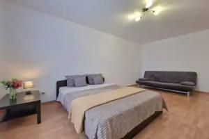 Na Ulitse Starykh Bolshevikov 3 Flat, Ekaterinburg