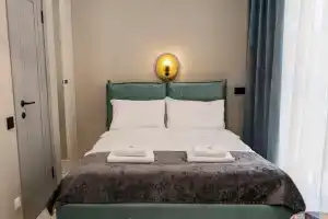 Uyutnyye Morent s balkonom v ZHK Sorrento Park Apartments, Adler