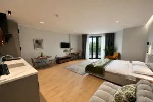 Two-Faced Garden dlya 3-kh 9 etazh MZ A 910 Apartments, Makhinjauri
