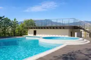 S Basseynom Sredi Gor Apartments, Alushta