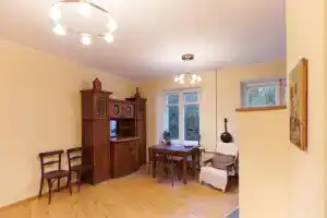 Starinnaya Mebel V Luchakh Solntsa Flat, Moscow