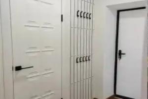 V Tikhom Spalnoye Rayone Nedaleko ot Trassy i Vyezda v Gorod Flat, Taganrog