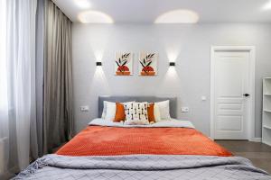 TatAparts oranzhevaya idilliya v sovremennoy studii Apartments