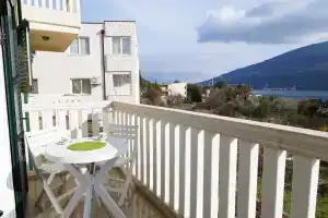 Begonia Apartments, Denovic