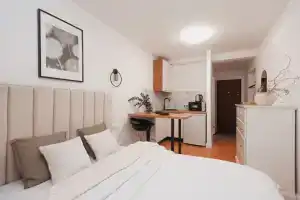 Studiya Aparthause s udobnoy lokatsiey i beskontaktnym zaezdom Flat, Ekaterinburg