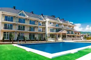 Revyu Hotel, Agoy