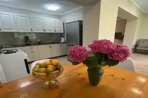 Uyutnaya Kvartira s Morem Cherez Dorogu Flat, Thubun