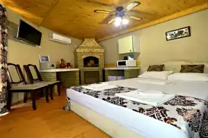 Romantichnaya Studiya S Kaminom Na Dvoikh Flat, Feodosiya