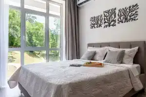 Alleya Park vozle morya s basseynom Flat, Sochi