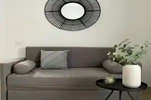 Odnokomnatnye Apartments, Misailova