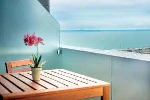 Vintage Haven Studio - Bohemian Style in Alliance Palace Flat, Batumi