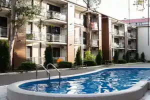 U morya v Madrid Park 2 Apartments, Adler