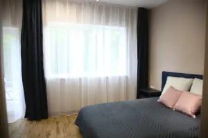 Uorhol - apel'sin i kapuchino v inter'ere s sobstvennym dvorikom dlya BBQ v 10 minutah ot centra Apartment, Kaliningrad