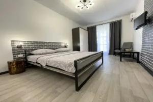 Posutochno Flat, Agudzera