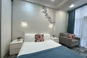 Yutnaya Studiya S Ponoramnimi Oknami V centre Adlera More Flat 4, Adler