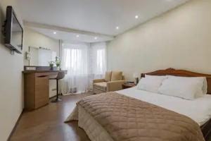 S SHikarnym Vidom na Reku Svisloch v Samom Centre Goroda Flat, Minsk