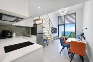 Dvukhurovneviye LS-Art-White Sands s Bokovym Vidom na More s Pervogo Etazha Apartments, Alushta