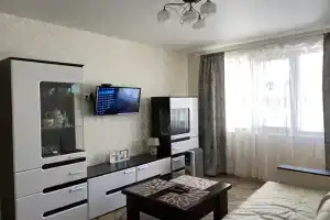 Na Krayu Flat, Kola