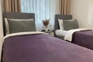 Dvukhkomnatnaya s 3 razdelnymi spalnymi mestami v Sestroretske flat, Sestroretsk