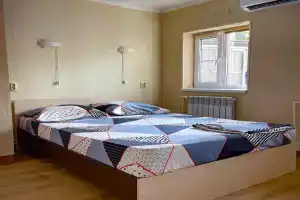 Dvukhkomnatnye S Dvorikom I Parkovkoy Apartments, Yeysk