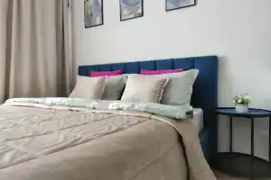 Sovremennaya studiya s bolshoy krovatyyu i konditsionerom Flat, Yaroslavl