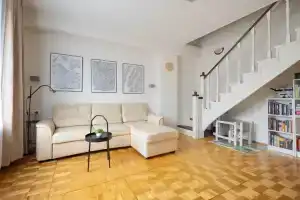 Dvuhetajnaya treshka s mansardoi u metro Voikovskaya. Gostemaniya Flat, Moscow