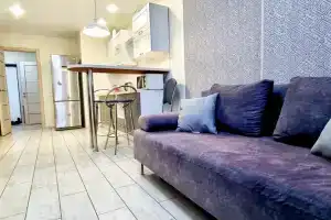 V Oblakah Apartments, Engels