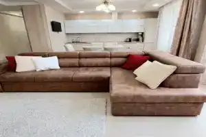 V Tsentre c Tremya Cpalnyami Chetyryokhkomnatnye Na Chervyakova 55 Ryadom S Parkom Pobedy Apartments