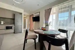 V dome s basseynom ryadom s morem Flat, Sochi