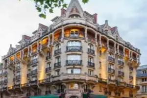 La Clef Louvre Paris by The Crest Collection, Paris