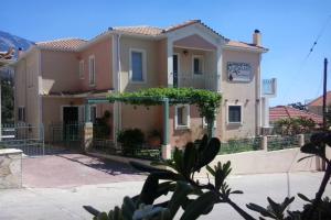 Liocharis Hotel, Lourdhata