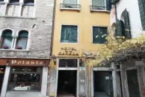 Hotel Canada, Venice