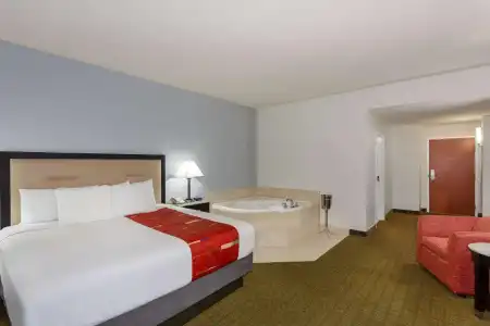 Days Inn & Suites by Wyndham Lakeland - 98