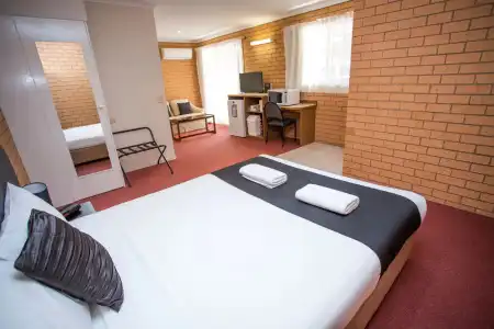 Blue Whale Motor Inn & Apartments - 2