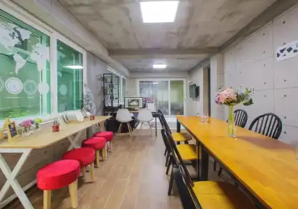 KW Hongdae Line Hostel - 17
