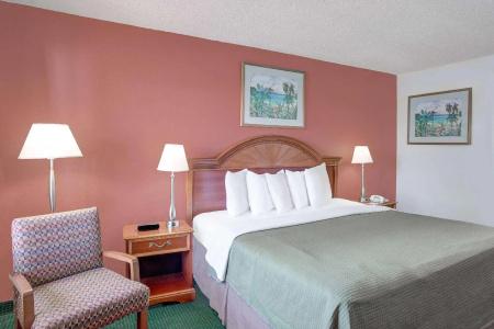 Howard Johnson by Wyndham Ft. Myers FL - 49