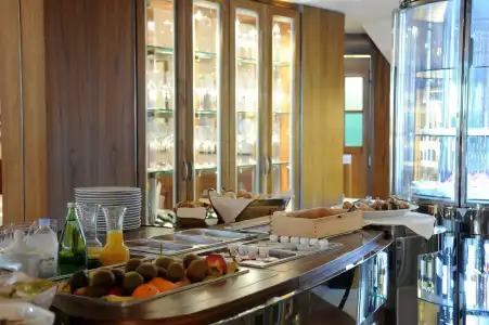 & Restaurant Milan - 7