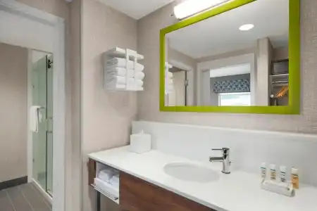 Hampton Inn & Suites Kelowna, British Columbia, Canada - 5