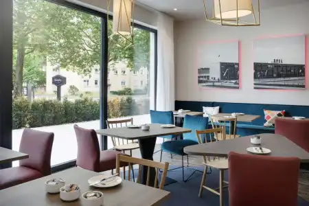 Hampton by Hilton - 16
