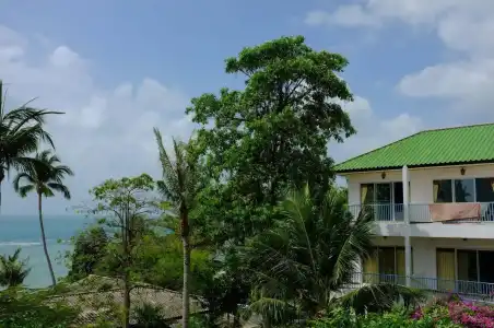 Thaniza Beachfront Resort - 8